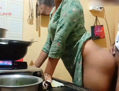 Observe this Indian COUGAR with a ample booty get down and sloppy in the kitchen