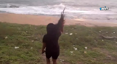 Slender Indian Bhabhi Shama1000 goes wild with Desi Desi Mms & Public Public Sex